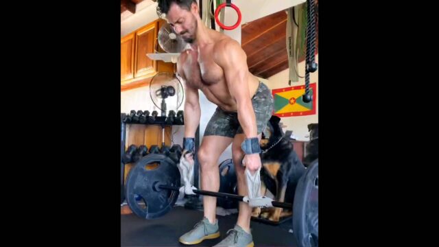 Powerful pull work courtesy of @mario_nacca 💪🏼💪🏼

@mario_nacca Thanks for sharing all the creative training methods, Mario! Looking STRONG🔥🔥🔥