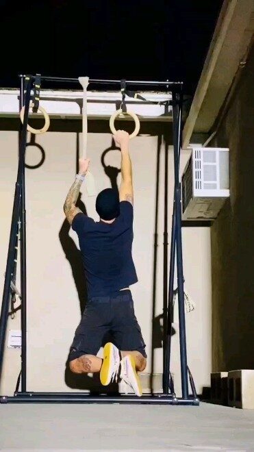 Effective pull-up variations courtesy of @noegoreps_calisthenics 💪🏼💪🏼

“Working some offset ring chin-ups this evening…As I get stronger at these, the goal is to move my hand lower and lower down the GripSling.” @noegoreps_calisthenics